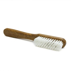 Brosse décrottoir pour nettoyer le cuir avant entretien